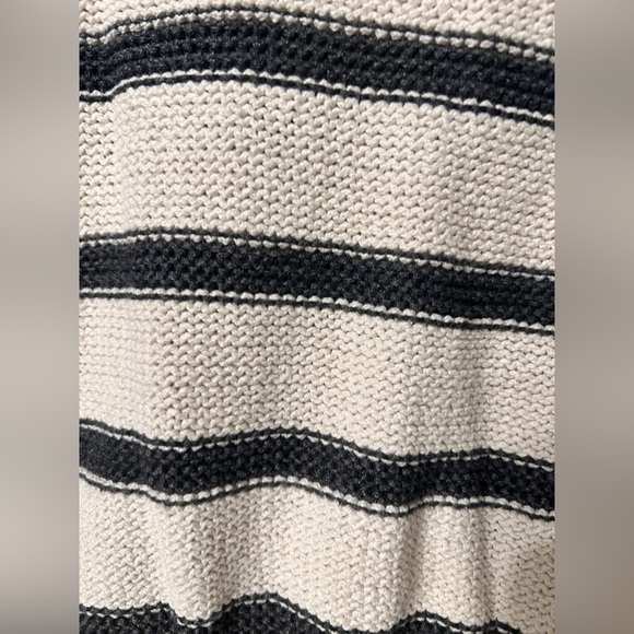 LUCKY BRAND Cream Striped Knit Sweater sz Medium - Picture 9 of 9